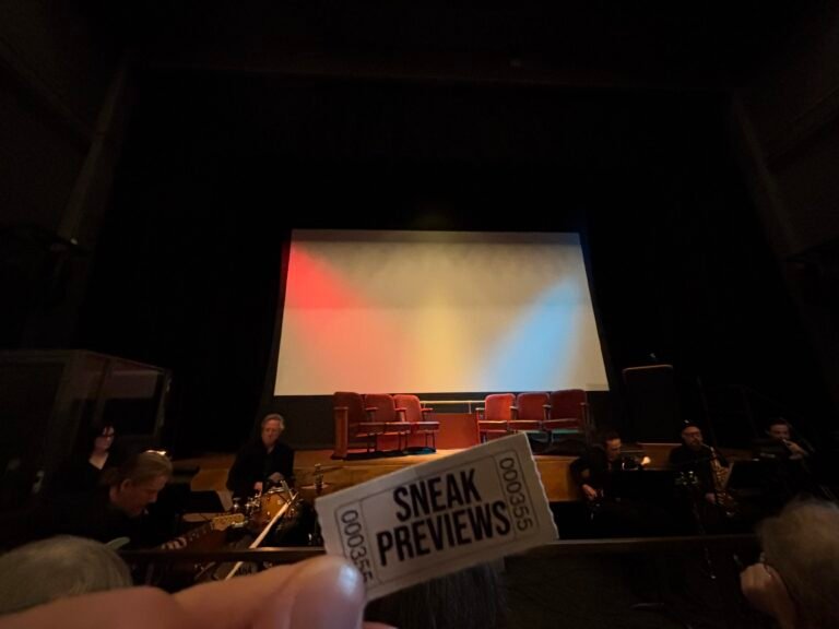 الممثلون يبثون قناة Siskel وEbert بشكل رائع على خشبة المسرح في شيكاغو | روجر ايبرت