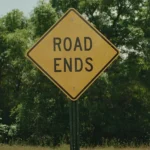 “ينتهي” يحول الطريق الذي لا نهاية له إلى رعب هادئ حول الحياة