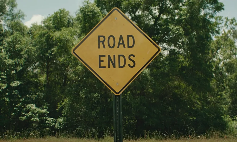 “ينتهي” يحول الطريق الذي لا نهاية له إلى رعب هادئ حول الحياة