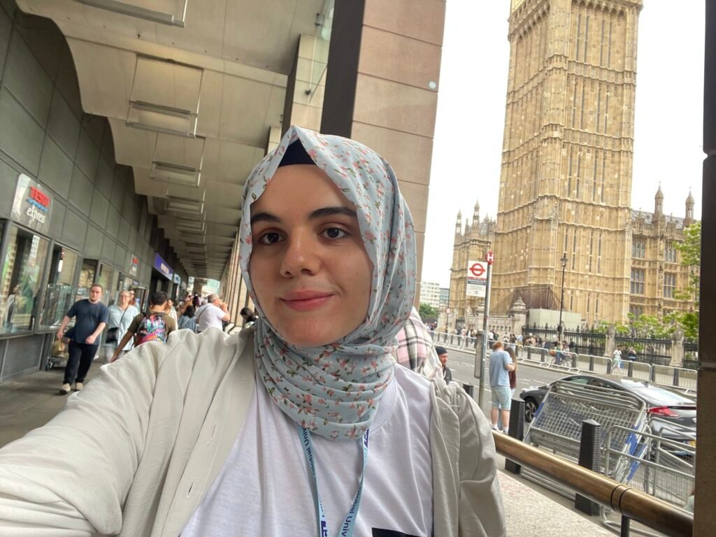 صيف آية في الخارج في لندن