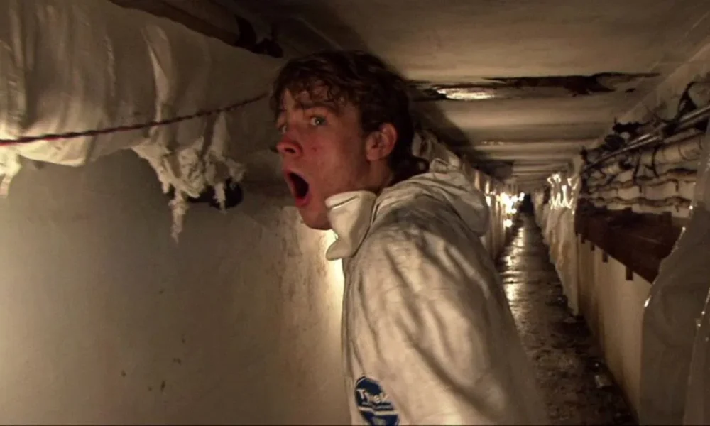 لماذا لا تزال الجلسة التاسعة هي أكثر أفلام الرعب النفسي التي تم الاستخفاف بها على الإطلاق؟