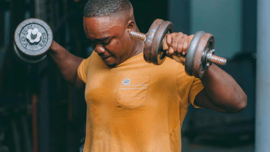 الذي يبني المزيد من العضلات؟ • أقوى بالعلم