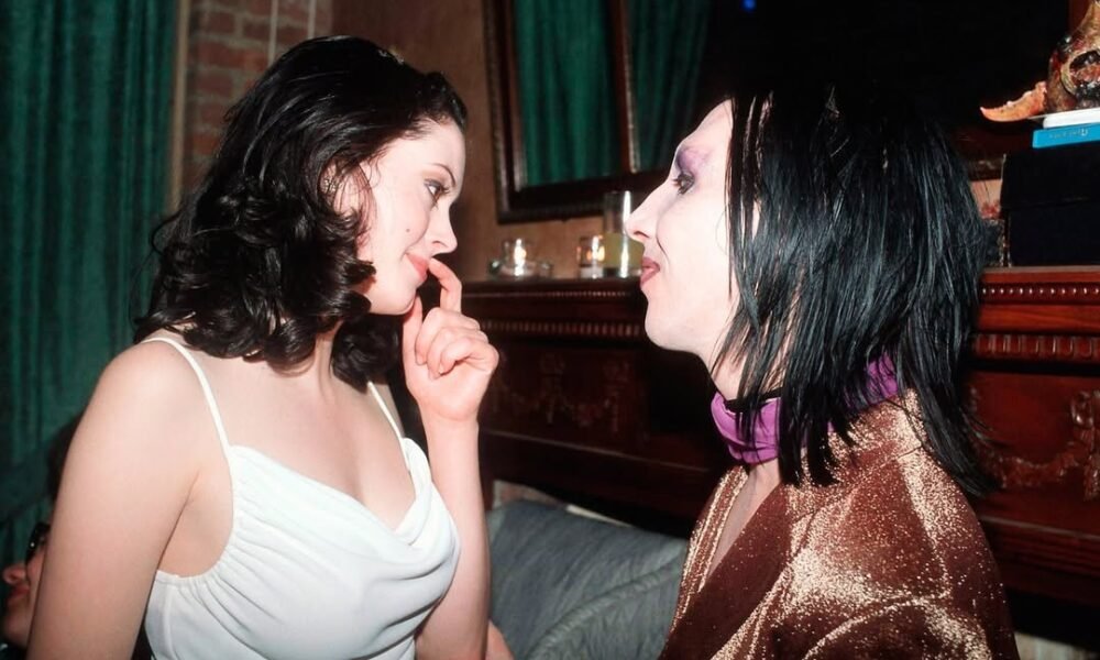 تأتي روز ماكجوان للدفاع عن مارلين مانسون ضد ادعاءات سوء المعاملة