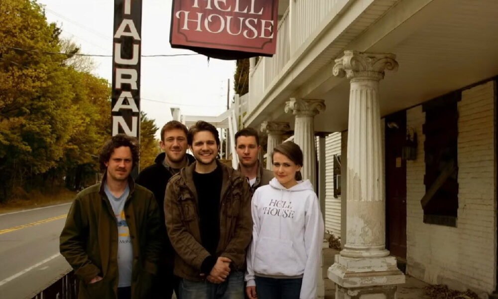 كيف ارتفعت شركة “Hell House LLC” من أحد المعجبين المفضلين إلى شركة امتياز فقدت الحبكة؟