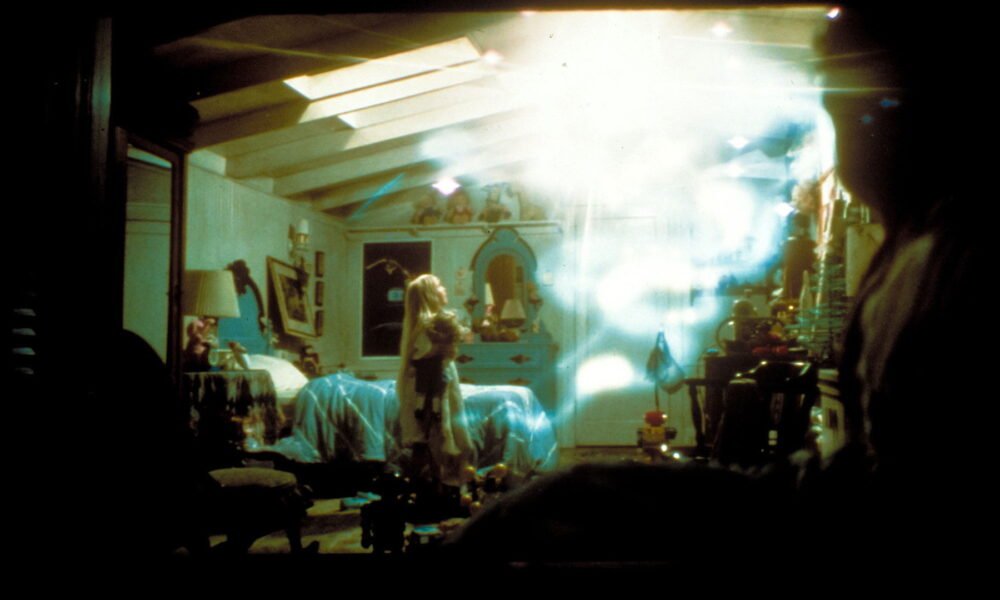 القصة المأساوية لنجمة “Poltergeist” هيذر أورورك تتكشف في مقطورة “كانت هنا”