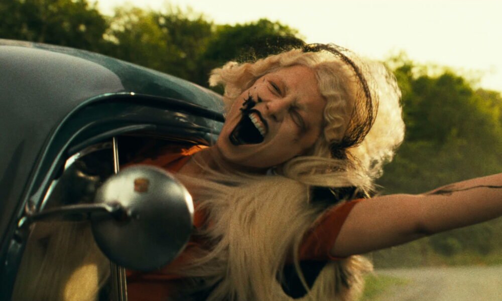 ماجي جيلينهال “العروس!” يسقط مقطورة مكهربة