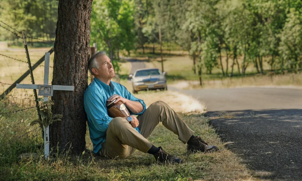 يُظهر بروس كامبل أن لديه جانبًا أكثر ليونة في المقطع الدعائي الجديد لفيلم “Ernie & Emma”