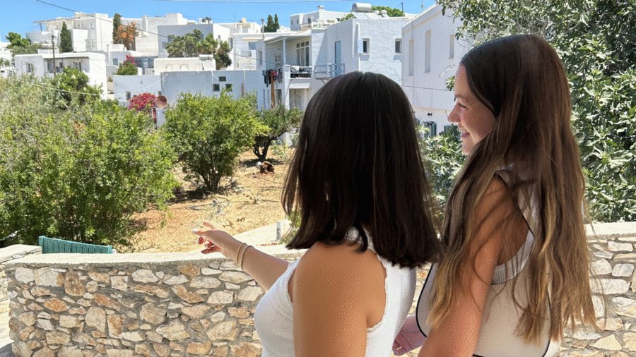 صيف لورا في أثينا، اليونان