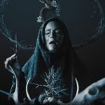 “أم الذباب” وكيف تحارب عائلة آدامز شياطين الحياة